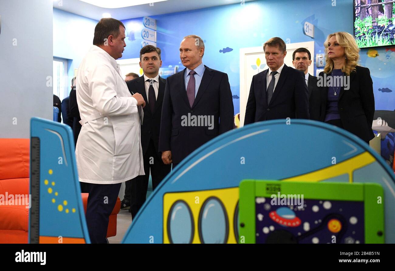 Regione Di Ivanovo, Russia. 06th Mar, 2020. Il presidente russo Vladimir Putin ha fatto un tour del City Clinical Hospital numero 4, policlinico per bambini del capo medico Alexander Kukushkin, a sinistra, 6 marzo 2020 a Ivanovo, Russia. Putin ha visitato il centro di assistenza primaria accompagnato dal vice primo ministro Tatyana Golikova e dal ministro della Sanità Mikhail Murashko. Credito: Aleksey Nikolskyi/Kremlin Pool/Alamy Live News Foto Stock