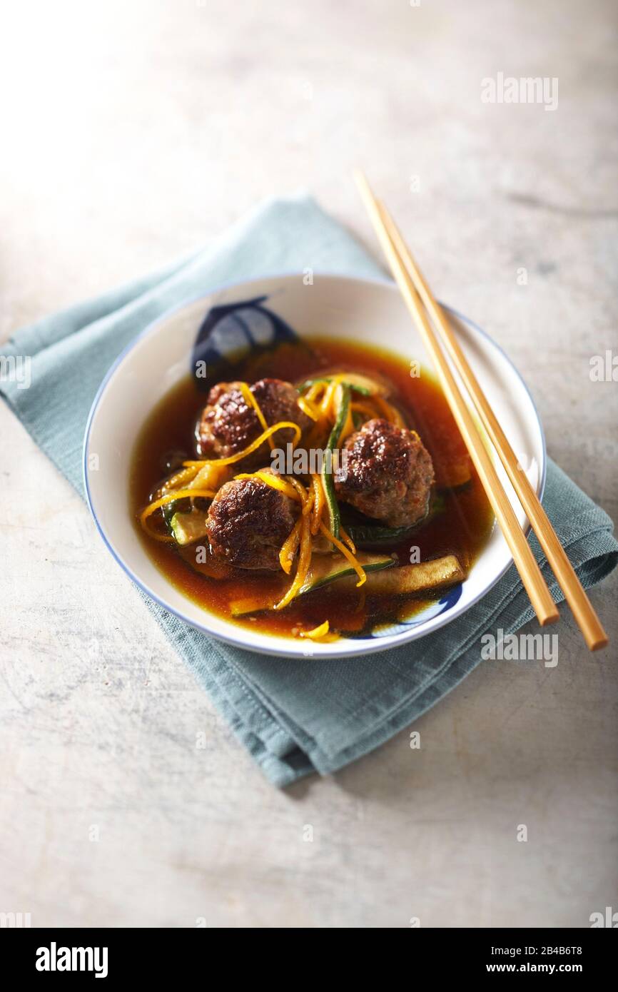 Wok, palla di vitello simmered arancione Foto Stock