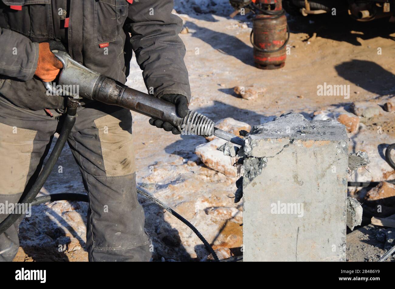 Un martello pneumatico grande durante il lavoro. Demolizione con un martello pneumatico. Foto Stock