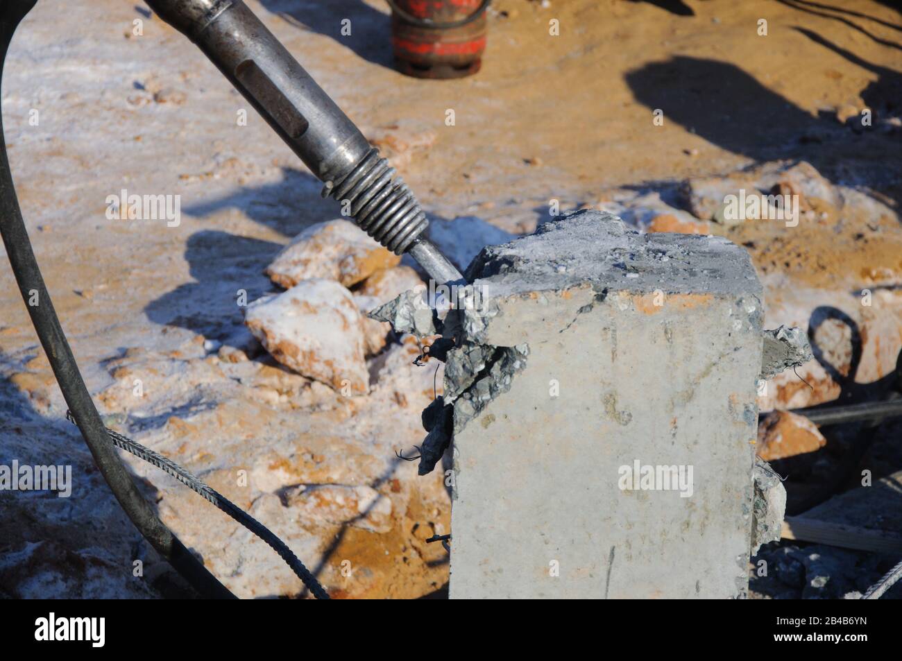 La parte di lavoro del martello pneumatico è un primo piano. Demolizione con un martello pneumatico Foto Stock