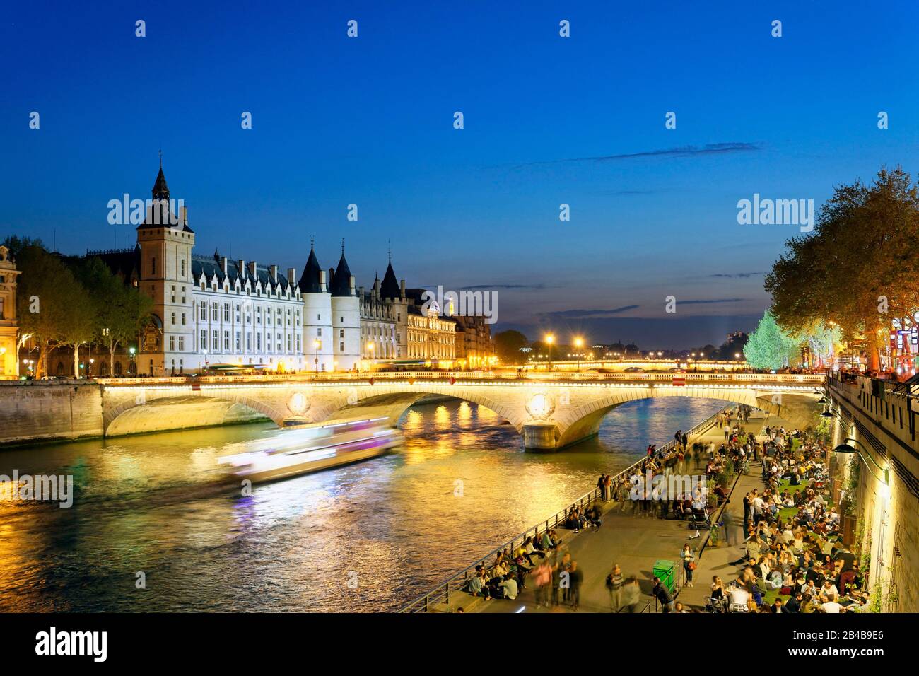 Francia, Parigi, zona dichiarata Patrimonio dell'Umanità dall'UNESCO, rive della Senna, la Conciergerie sull'Ile de la Cite (isola della città) e il pont au Change (ponte di cambiamento) Foto Stock