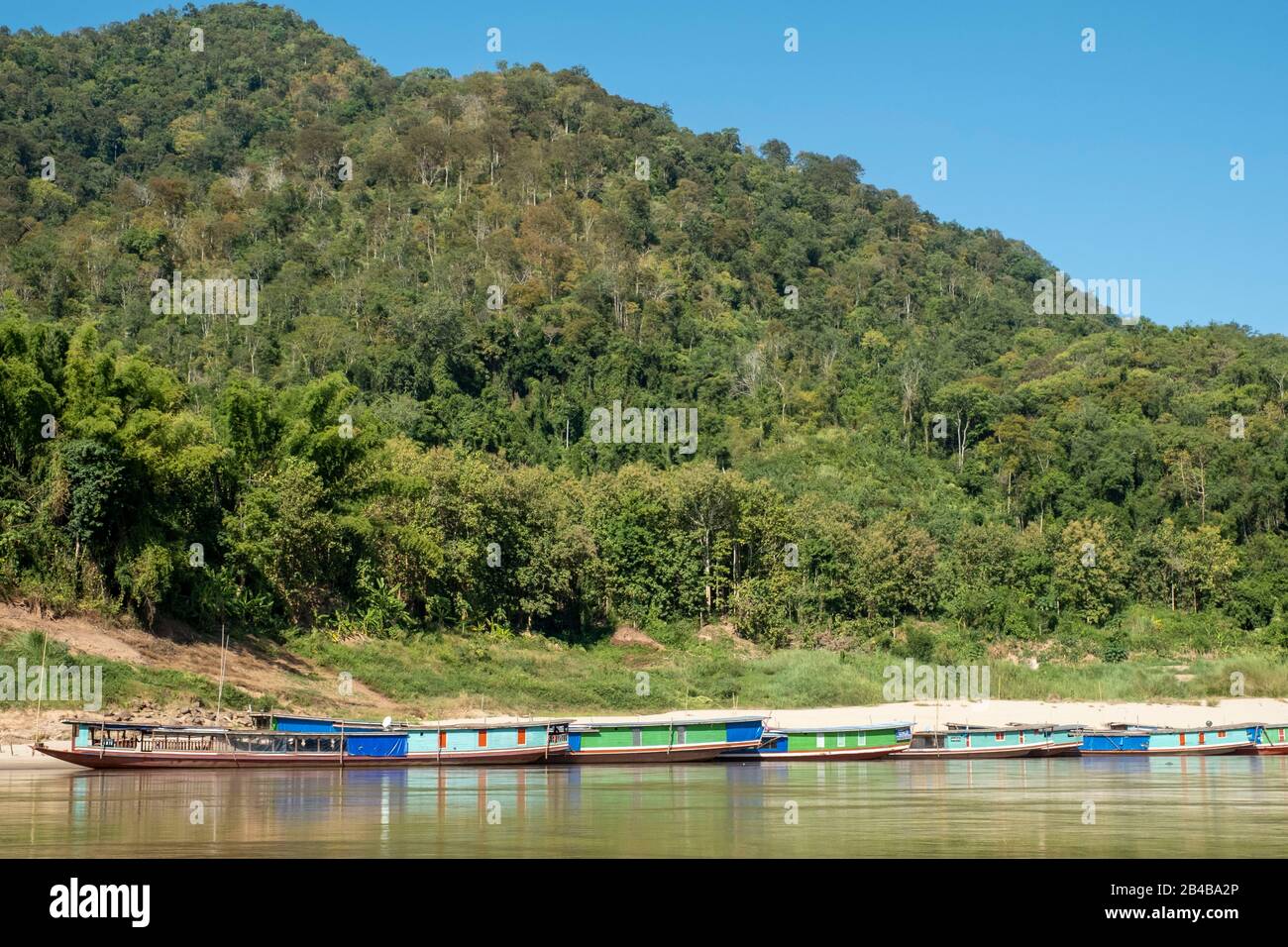 Laos, provincia di Oudomxay, barche lungo il fiume Mekong Foto Stock