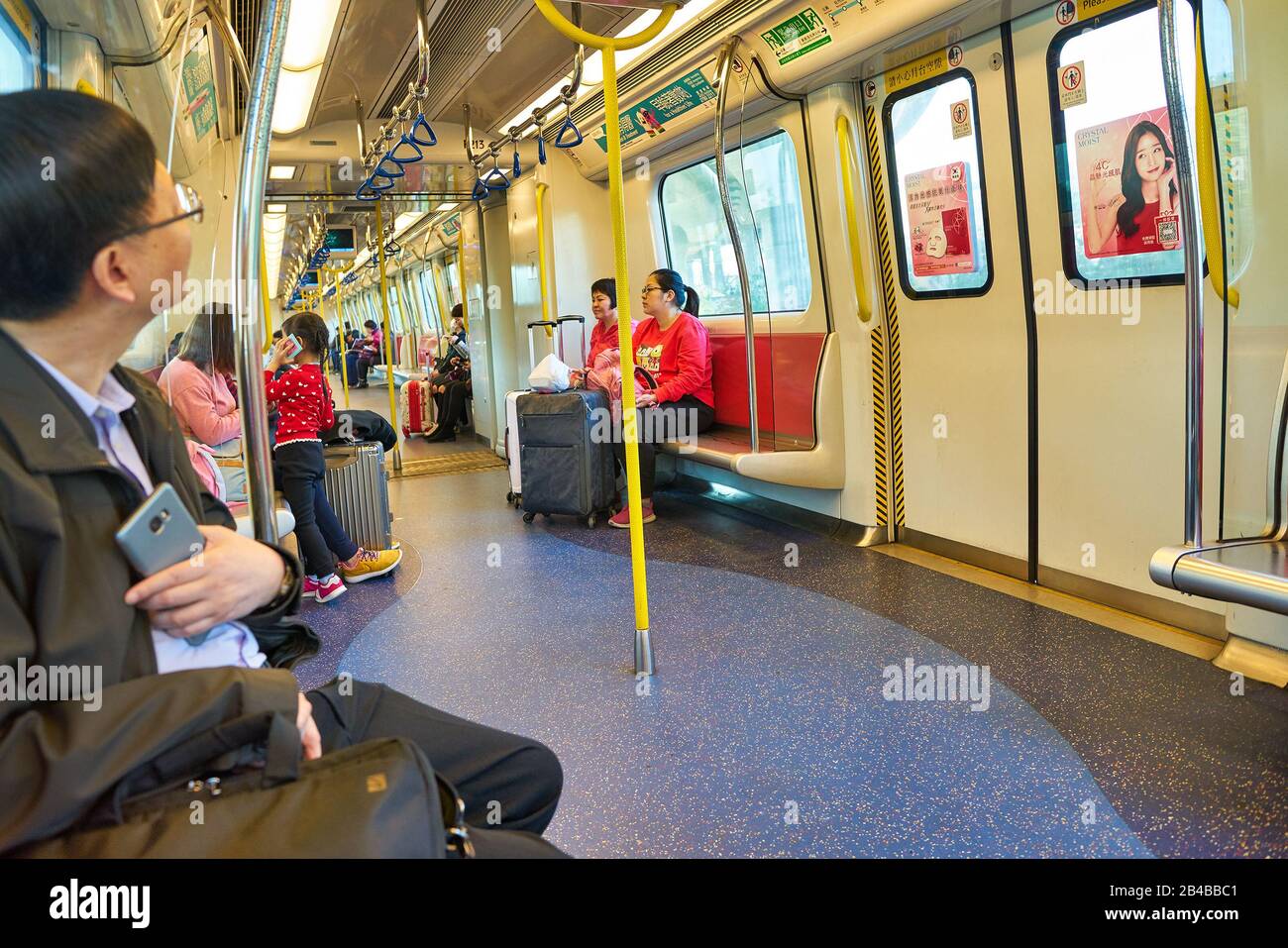 Hong KONG, CINA - CIRCA GENNAIO 2019: All'interno di un treno MTR a Hong Kong. Foto Stock