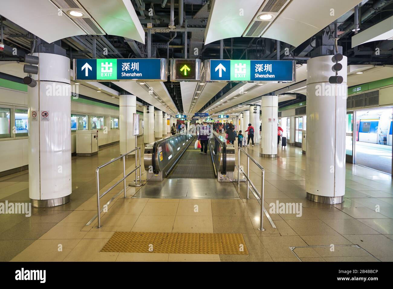Hong KONG, CINA - CIRCA GENNAIO, 2019: Ripresa interna della stazione di transito rapido lo Wu MTR. Lo Wu è il capolinea settentrionale della East Rail Line di Hong Foto Stock