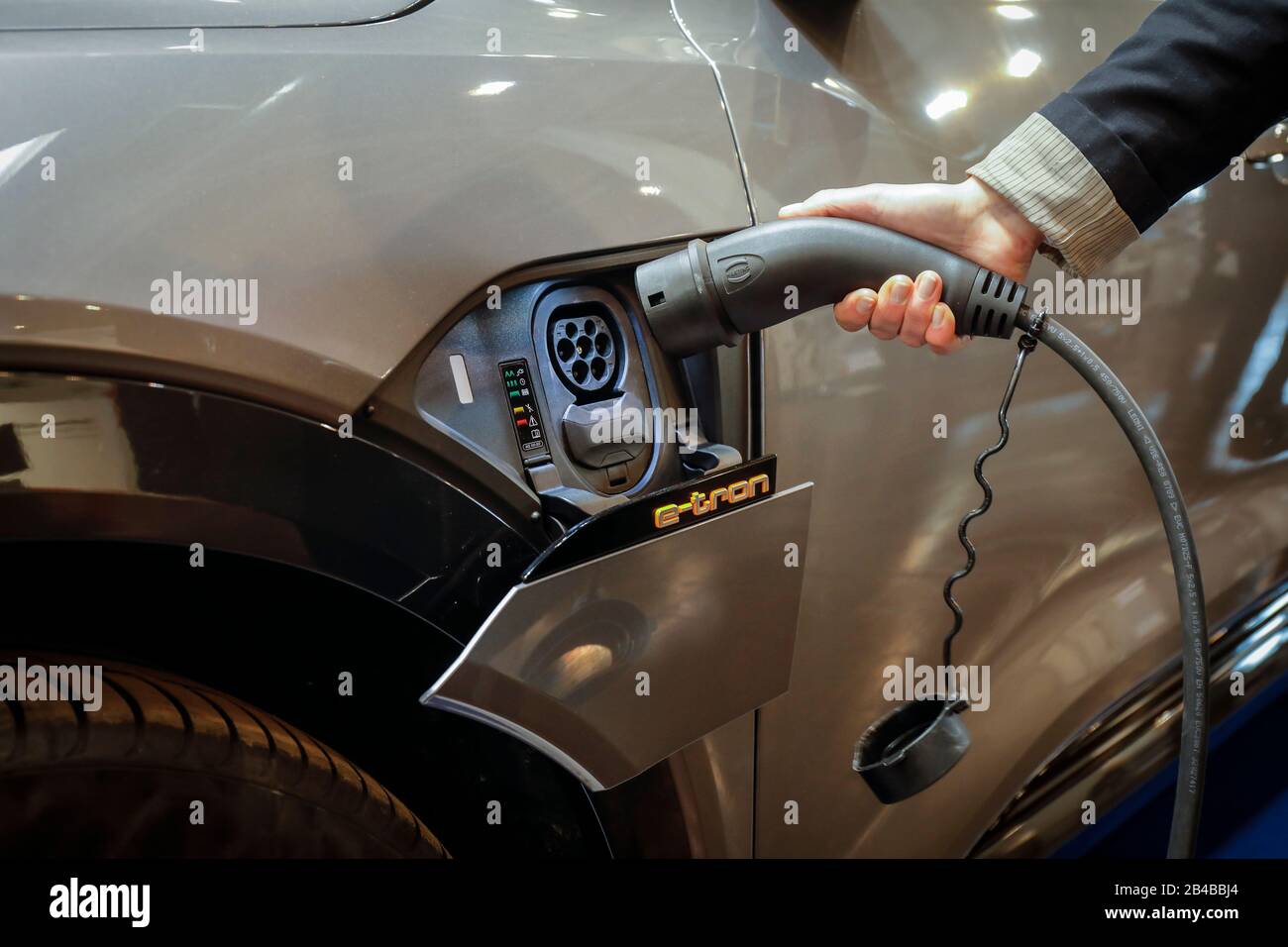 Essen, Renania Settentrionale-Vestfalia, Germania - Audi e-tron SUV elettrico è in carica, stand espositivo alla fiera e-World Energy & Water. Essen, Foto Stock