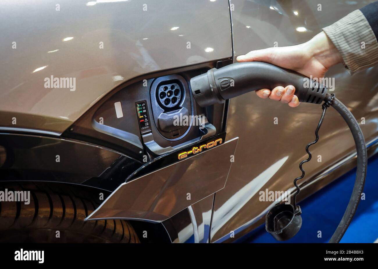 Essen, Renania Settentrionale-Vestfalia, Germania - Audi e-tron SUV elettrico è in carica, stand espositivo alla fiera e-World Energy & Water. Essen, Foto Stock