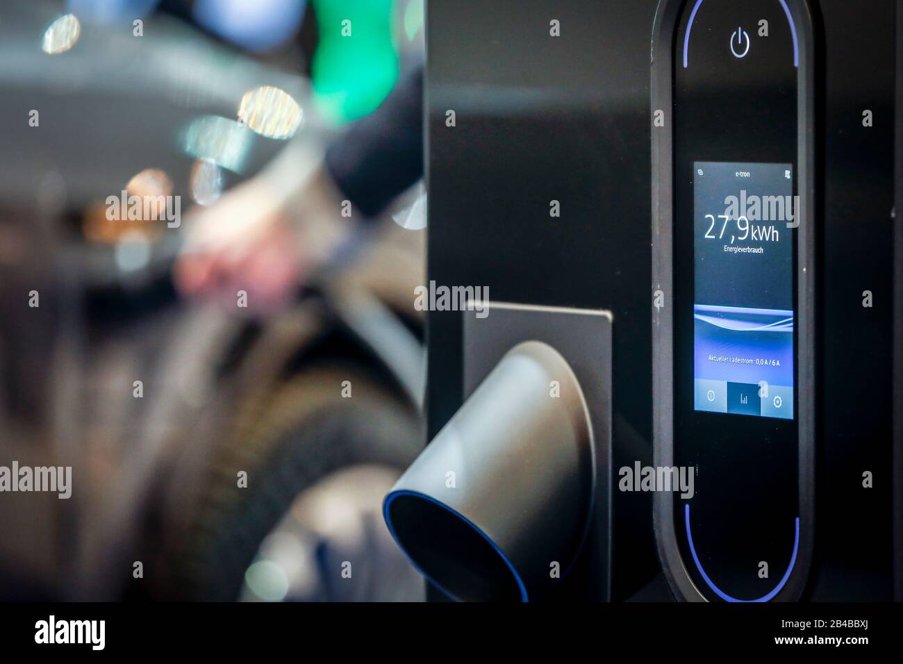 Essen, Renania Settentrionale-Vestfalia, Germania - l'auto elettrica è in carica, stand espositivi alla fiera dell'energia e dell'acqua del mondo. Essen, Nordrhein-Westfalen Foto Stock