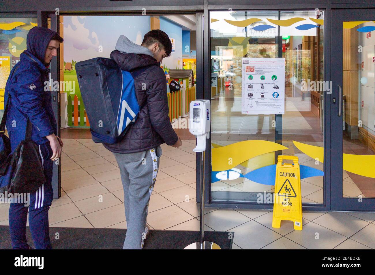 Bandon, West Cork, Irlanda, 6th Marzo 2020. Il Riverview Shopping Center di Bandon ha installato igienizzanti per le mani sui suoi ingressi per consentire agli acquirenti di pulire le mani all'ingresso o all'uscita dal centro, una corretta igiene delle mani aiuterà a fermare la diffusione della malattia. Credit Aphperspective/ Alamy Live News Foto Stock