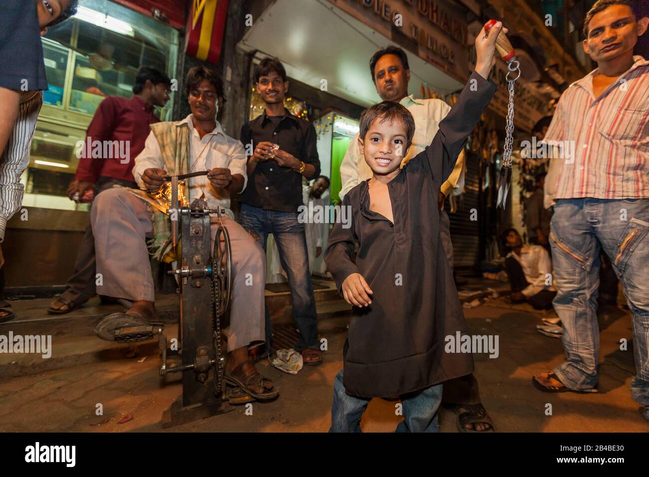 India, stato del Maharashtra, Bombay (Mumbai), processione annuale di Ashura, inizio del mese musulmano Muharram, celebrazione che onora il martirio del profeta sciita Husayn, bambino mostra orgogliosamente catene dotate di lame affilate Foto Stock