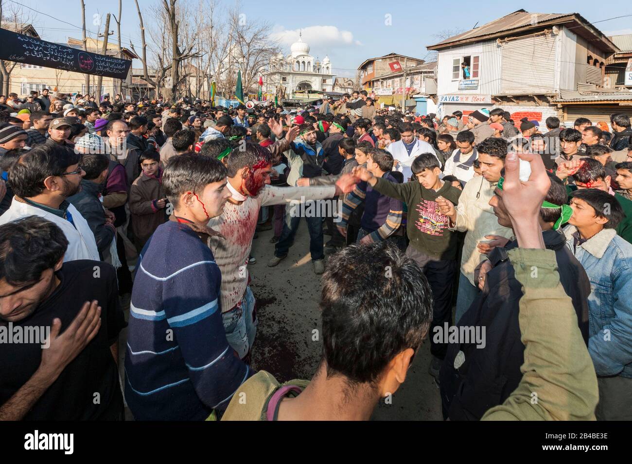 India, stato di Jammu e Kashmir, Srinagar, processione annuale Ashura, inizio del mese musulmano Muharram, celebrazione in onore del martirio del profeta sciita Husayn, partecipanti in trance, canti religiosi e battendo il petto Foto Stock