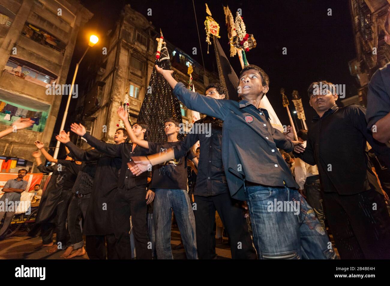 India, stato del Maharashtra, Bombay (Mumbai), processione annuale di Ashura, inizio del mese musulmano Muharram, celebrazione che onora il martirio del profeta sciita Husayn, partecipanti in trance, canti religiosi e battendo il petto Foto Stock