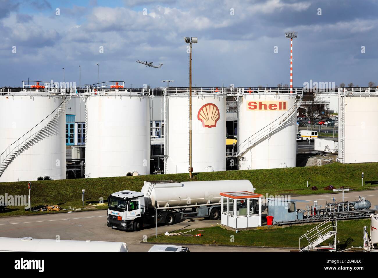 Duesseldorf, Renania Settentrionale-Vestfalia, Germania - Shell, serbatoi di carburante per l'aviazione all'aeroporto di Duesseldorf. Duesseldorf, Nordrhein-Westfalen, Deutschlan Foto Stock