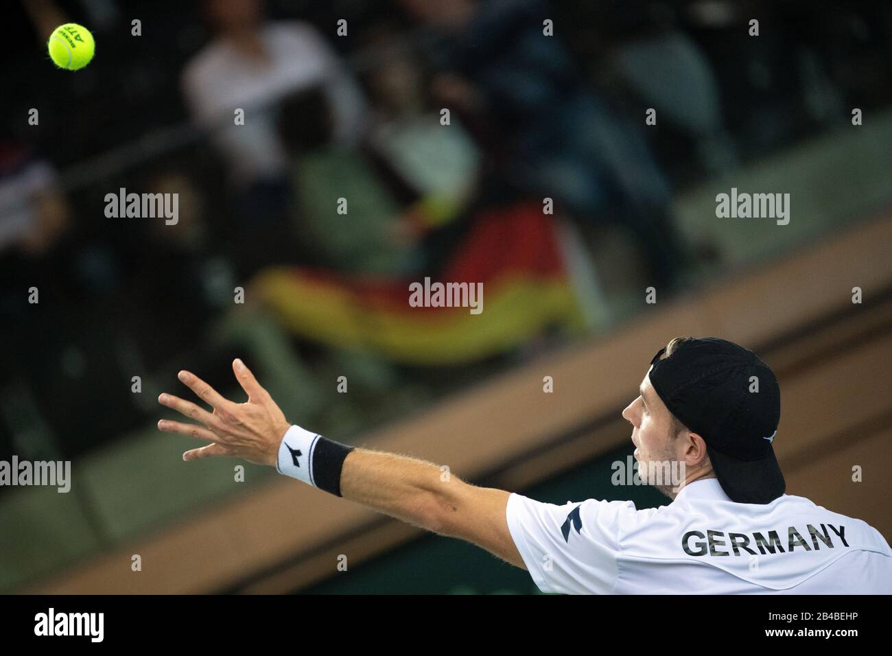 Duesseldorf, Germania. 06th Mar, 2020. Tennis, Uomo, Coppa Davis - Qualifiche, Germania - Bielorussia: Struff (Germania) - Iwaschka (Bielorussia). Jan-Lennard Struff in azione. Credito: Federico Gambarini/Dpa/Alamy Live News Foto Stock