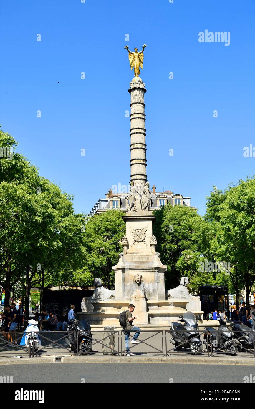 Francia, Parigi, quartiere Beaubourg, Place du Chatelet, statua brandidando gli allori della vittoria dello scultore Louis-Simon Boizot in cima alla colonna della fontana di Palm, dichiarato monumento storico Foto Stock