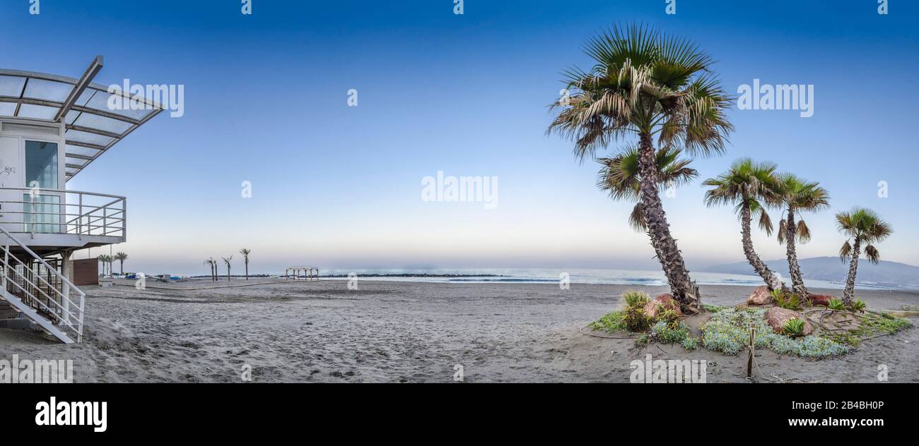 Lungomare e spiaggia della città di Almeria, Andalusia, SPAI Foto Stock