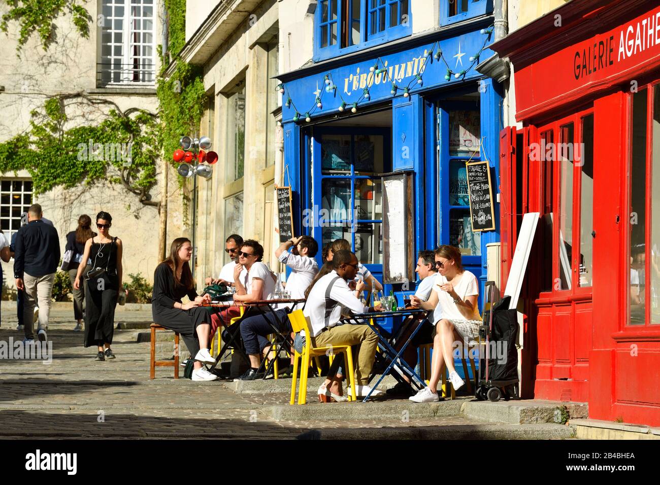 Francia, Parigi, il Marais, quartiere di Saint Gervais, Rue des Barres (Barres Street), l'Ebouillante terrazza bar Foto Stock