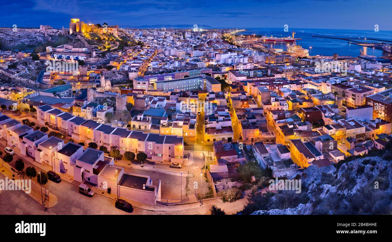 Vista panoramica sulla città di Almería, con la Alcazaba e il porto sul retro, Andalusia, Spagna Foto Stock