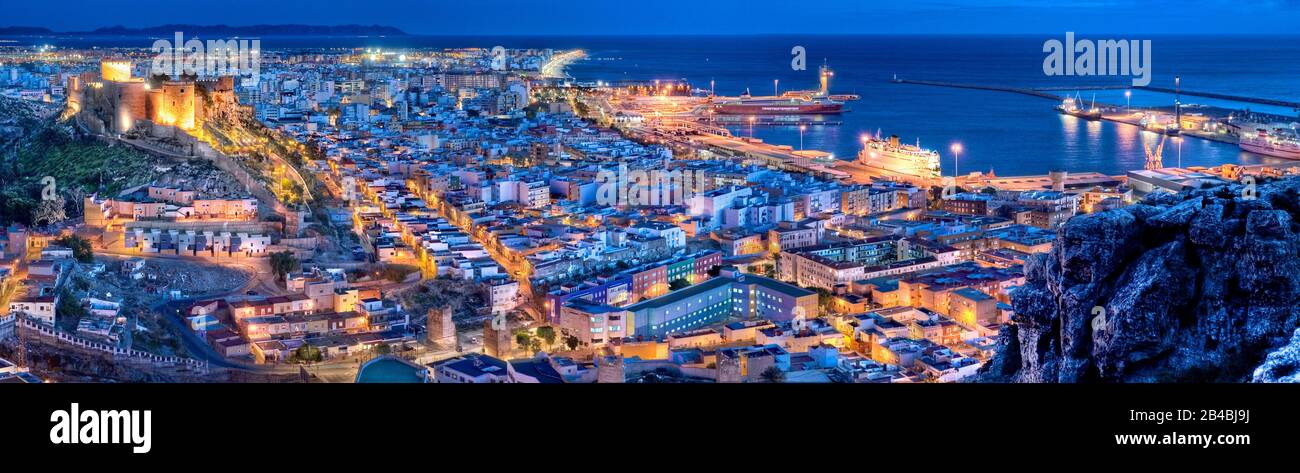Vista panoramica sulla città di Almería, con la Alcazaba e il porto sul retro, Andalusia, Spagna Foto Stock