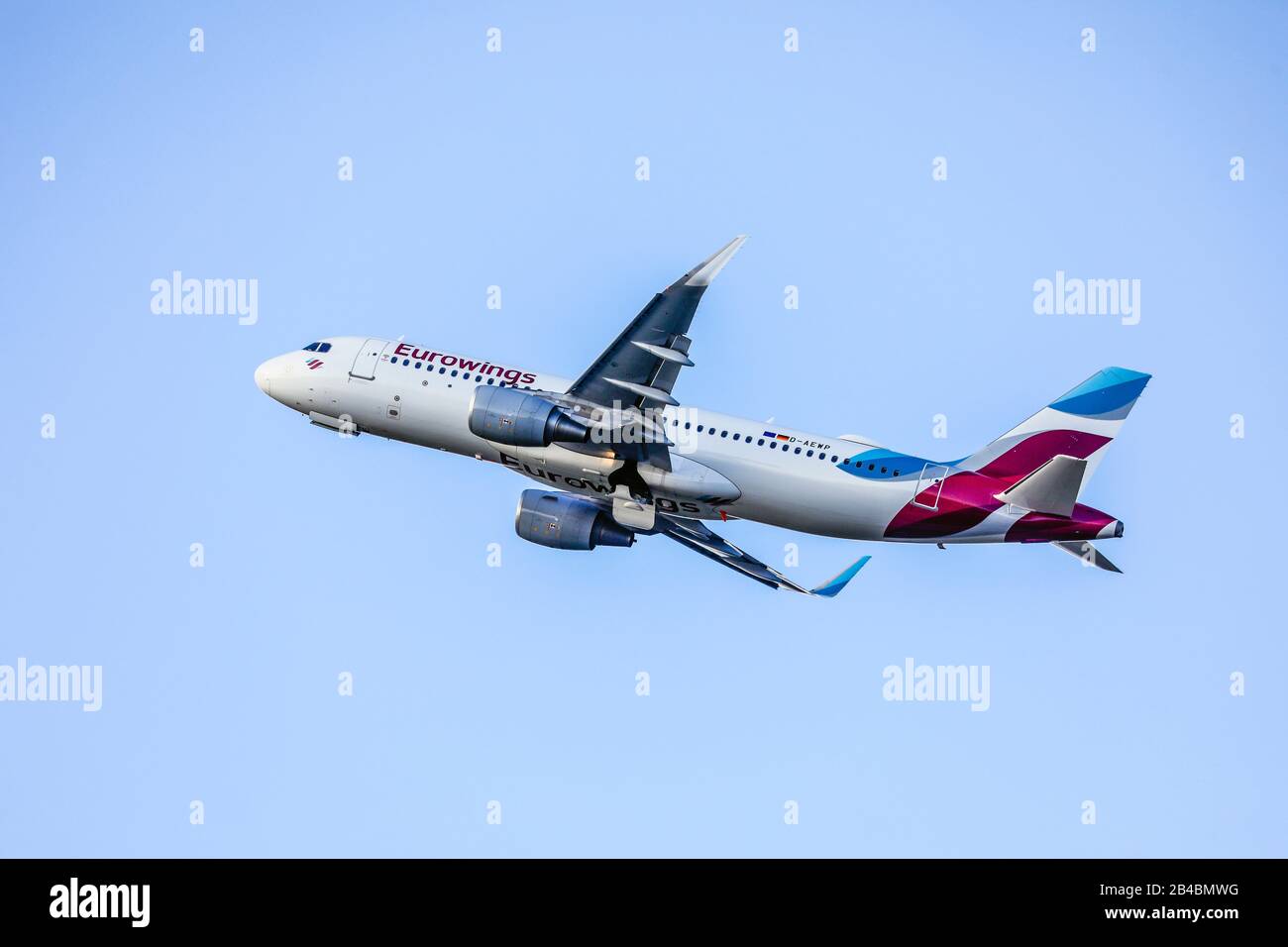 Duesseldorf, Renania Settentrionale-Vestfalia, Germania - Eurowings, Airbus A320-214 decollare all'Aeroporto Internazionale di Duesseldorf, D-AEWP. Duesseldorf Foto Stock