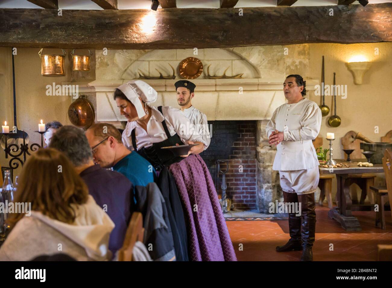 Francia, Indre et Loire, Valle della Loira dichiarata Patrimonio dell'Umanità dall'UNESCO, Amboise, Clos-Lucé castello, priory inn, cucina medievale, sieur Sauzin expliquant le menu servi par Dame Annelise Foto Stock