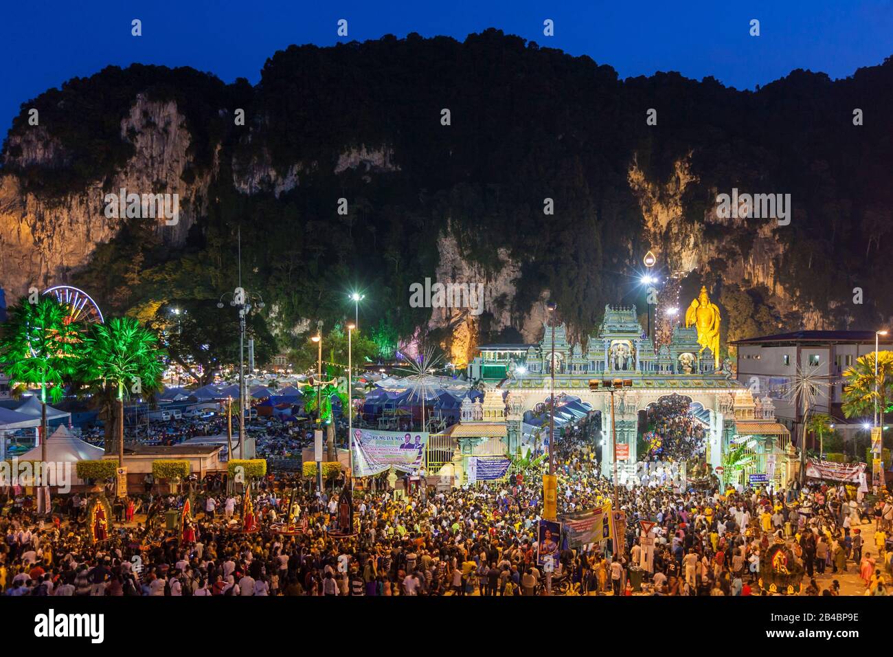 Malesia, Stato di Selangor, Grotte di Batu, Festa indù processione Thaipusam, celebrazione di dio Murugan, figlio di Shiva e Parvati, folla di pellegrini all'alba, di fronte alla porta e scale che conduce al santuario delle Grotte di Batu Foto Stock