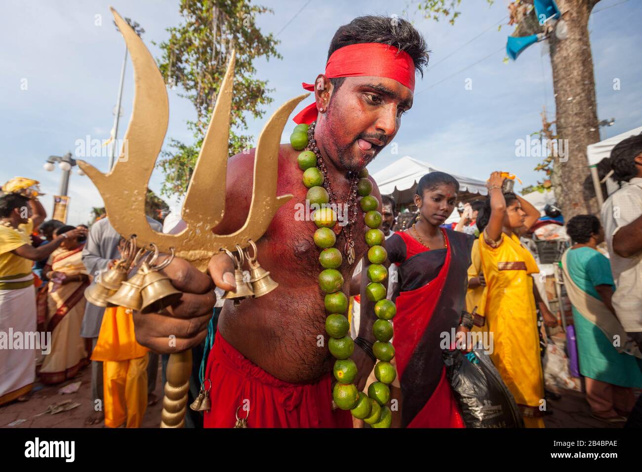 Malesia, Stato di Selangor, Grotte di Batu, Festa indù processione Thaipusam, celebrazione di dio Murugan, figlio di Shiva e Parvati, pellegrino fare un intenso sforzo e tenere una lancia Foto Stock