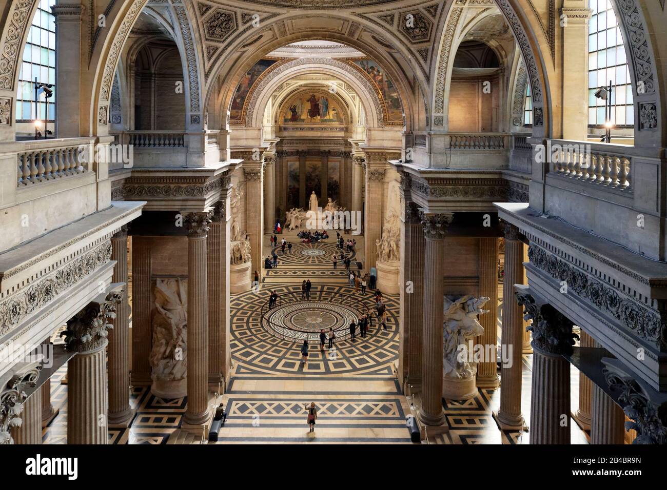 Francia, Parigi, quartiere Latino, Pantheon (1790) in stile neoclassico, edificio a forma di croce greca costruito da Jacques Germain Soufflot e Jean Baptiste Rondelet, il pendolo di Foucault e la scultura della Convenzione Nazionale dell'artista François Leon Sicard Foto Stock