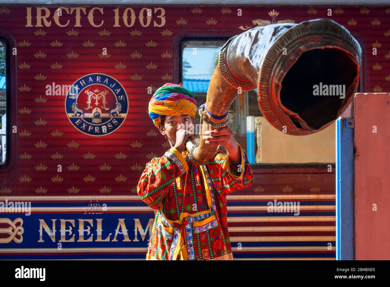 Jaipur musica popolare e danze wellcome a treno di lusso Maharajas espresso treno a Jaipur Junction stazione ferroviaria Rajasthan India. Foto Stock