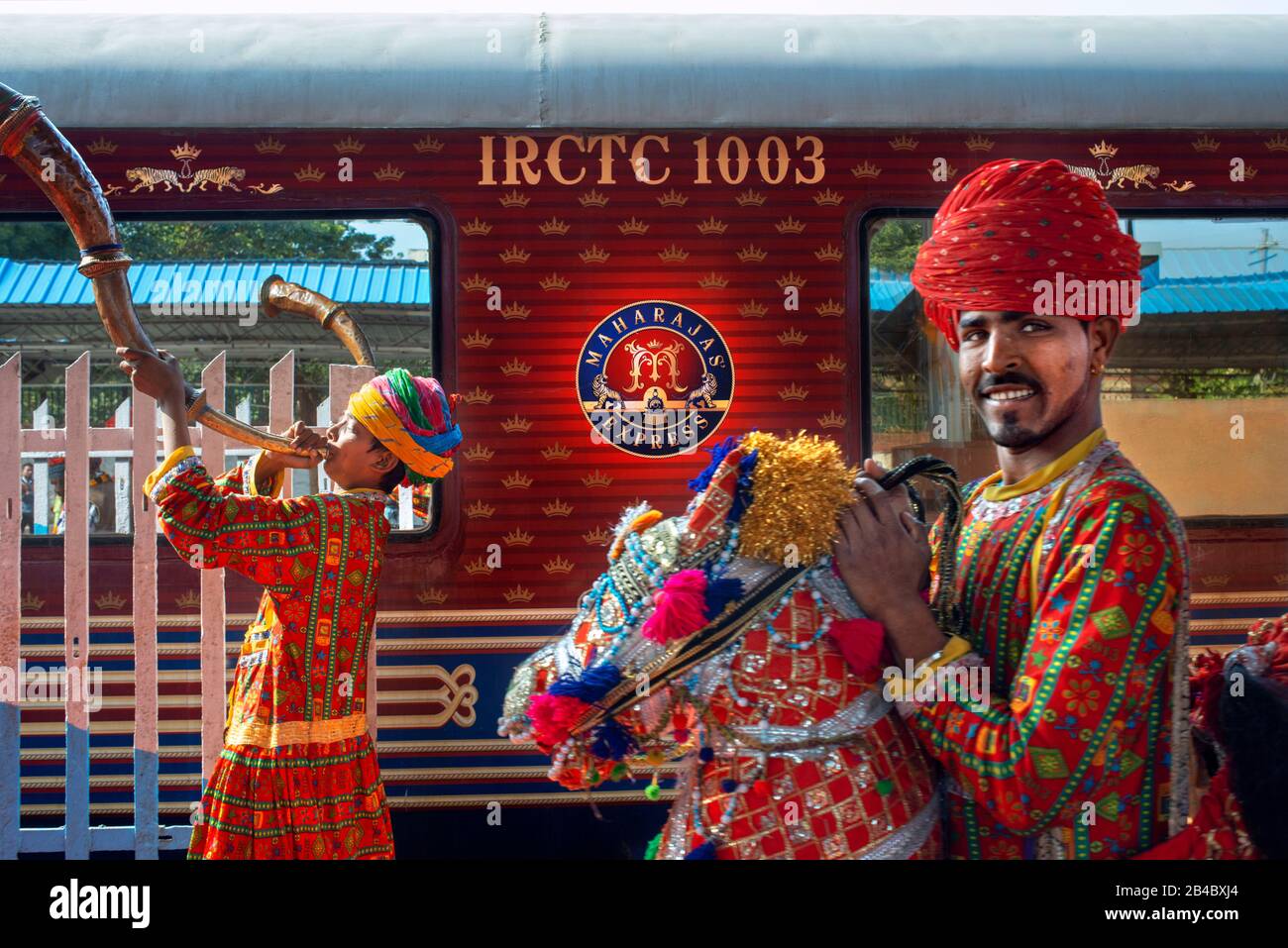 Jaipur musica popolare e danze wellcome a treno di lusso Maharajas espresso treno a Jaipur Junction stazione ferroviaria Rajasthan India. Foto Stock