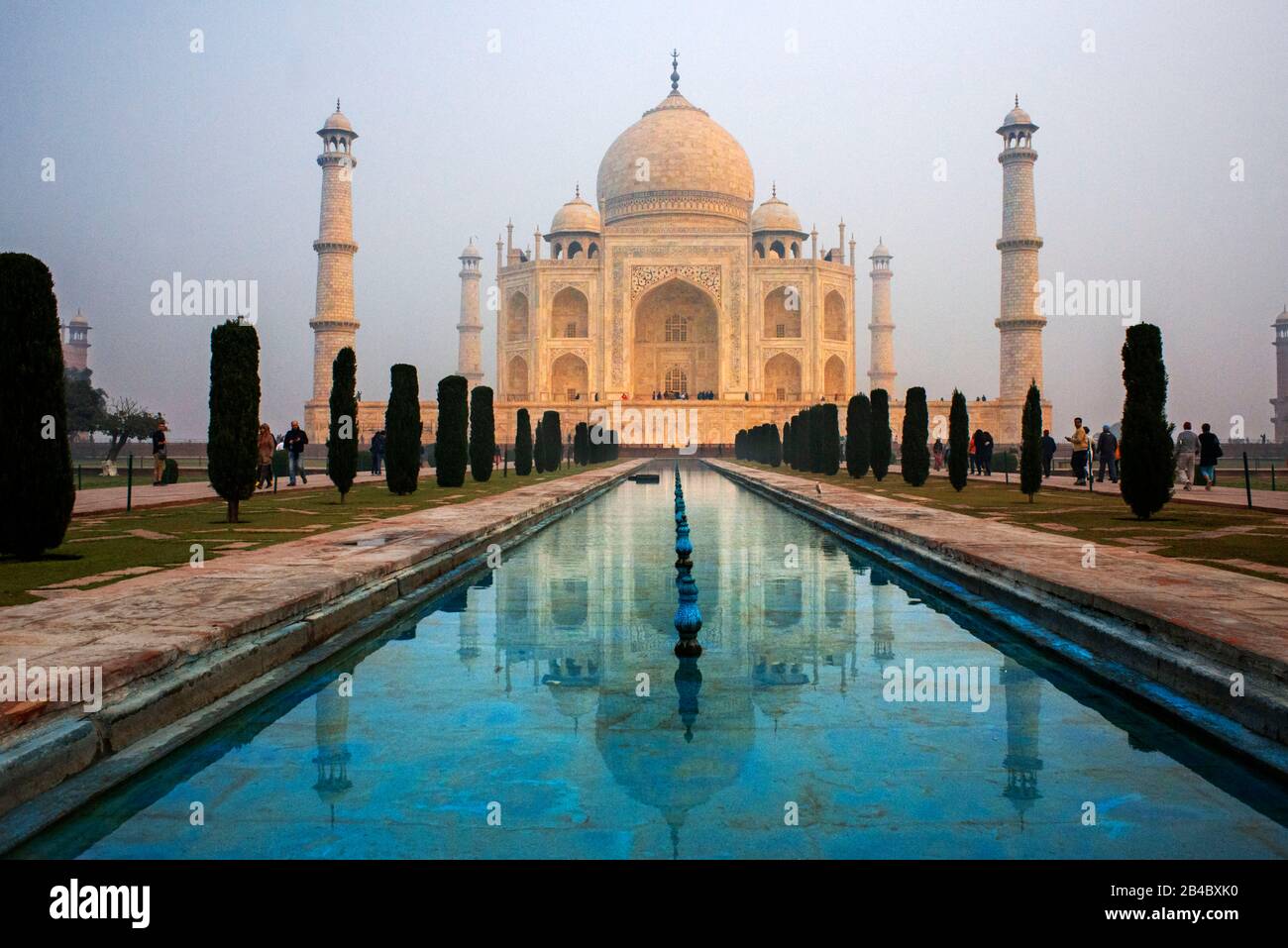 Taj Mahal tomba con riflessione in acqua al cielo blu drammatico ad Agra, Uttar Pradesh, India. Questa è una delle escursioni del treno di lusso Mahar Foto Stock
