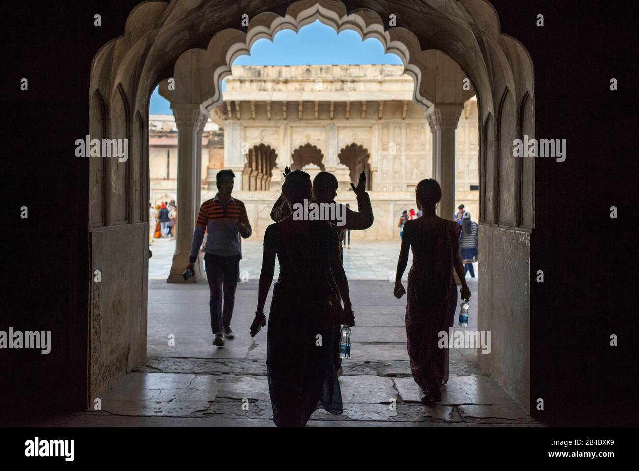 Cupola del burj di Agra Fort Musamman con architettura e sculture in marmo bianco. Red Fort Agra è un sito patrimonio dell'umanità dell'UNESCO. Questa è una delle escursioni Foto Stock