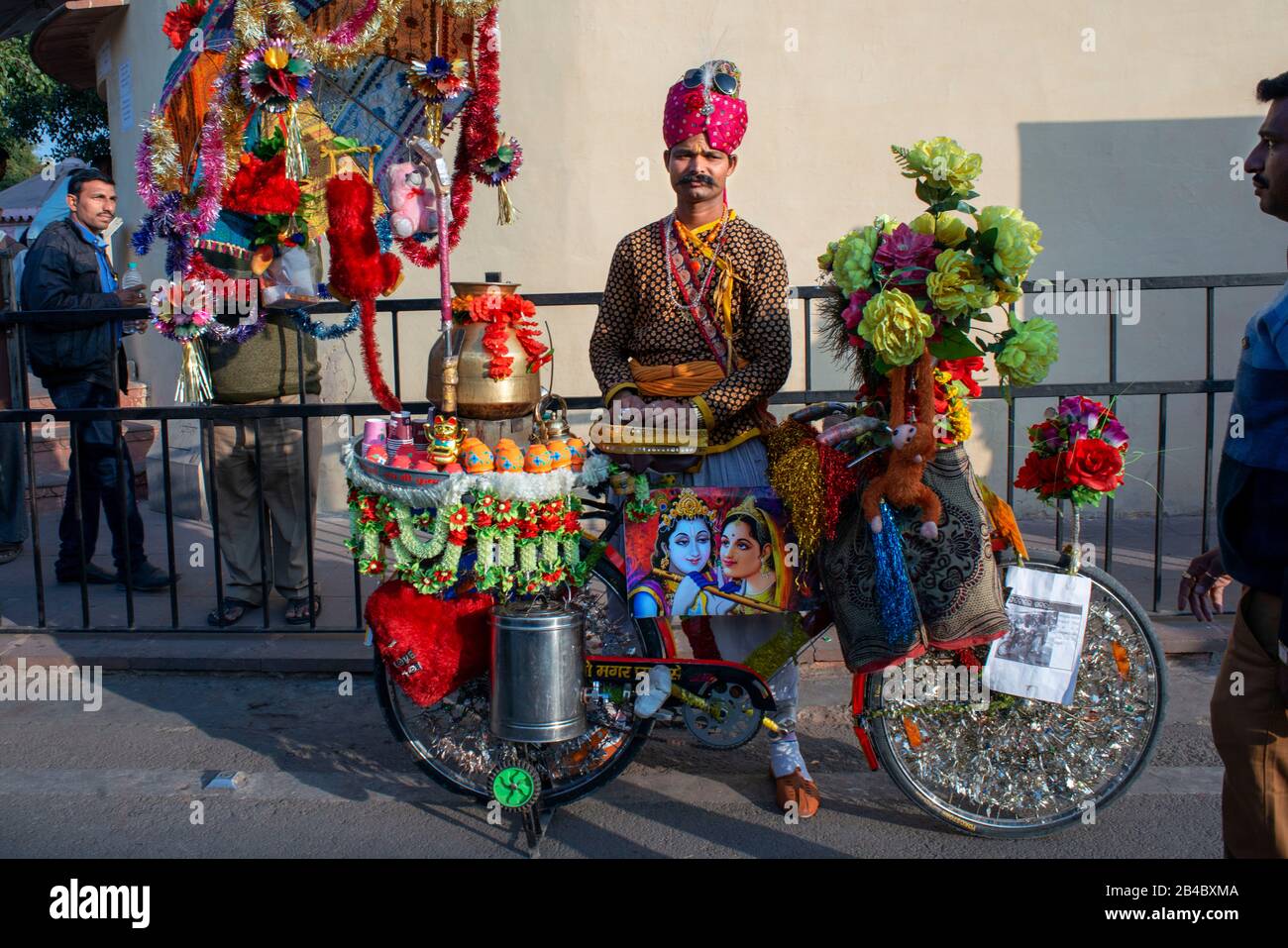 Venditore di tè che gestisce un negozio di tè su una bicicletta ben decorata nel centro della città di Jaipur, Rajasthan, India. Questa è una delle escursioni del lusso Foto Stock