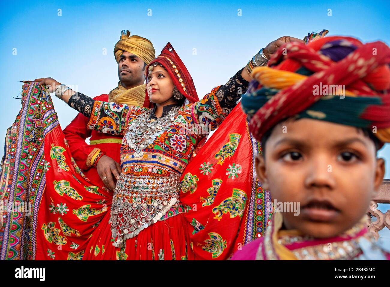 Famiglia in abito tradizionale per scattare foto di fronte a Jal Mahal, Water Palace a Jaipur. Rajasthan. Si tratta di una delle escursioni del lussuoso trai Foto Stock
