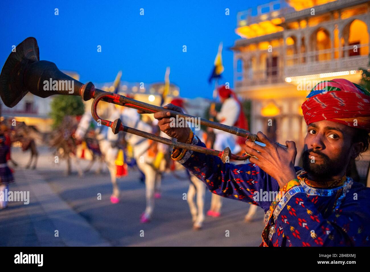 Jaipur City Palace, Rajasthan, India. Il palazzo era la sede del Maharaja di Jaipur, la testa del clan Kachwaha Rajput. Accoglienza calorosa con tipica c Foto Stock