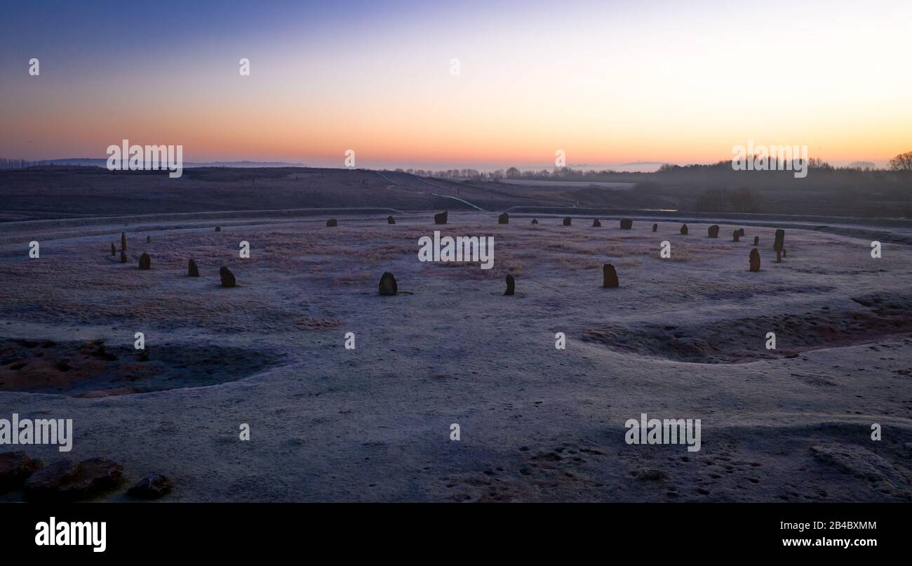 Vista dell'alba elevata del Quoit's del Diavolo, un cerchio di pietra restaurato vicino a Stanton Harcourt nell'Oxfordshire Regno Unito Foto Stock