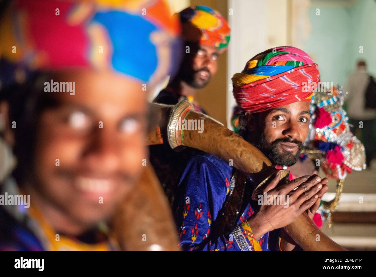 Jaipur City Palace, Rajasthan, India. Il palazzo era la sede del Maharaja di Jaipur, la testa del clan Kachwaha Rajput. Accoglienza calorosa con tipica c Foto Stock