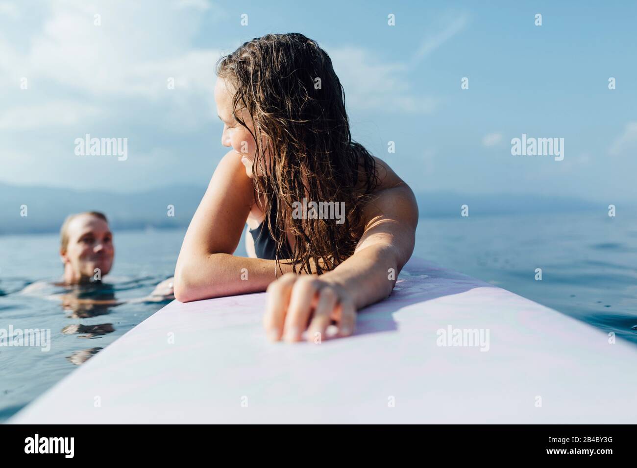 Junge Frau und junger Mann auf und im Wasser in Kroatien Foto Stock