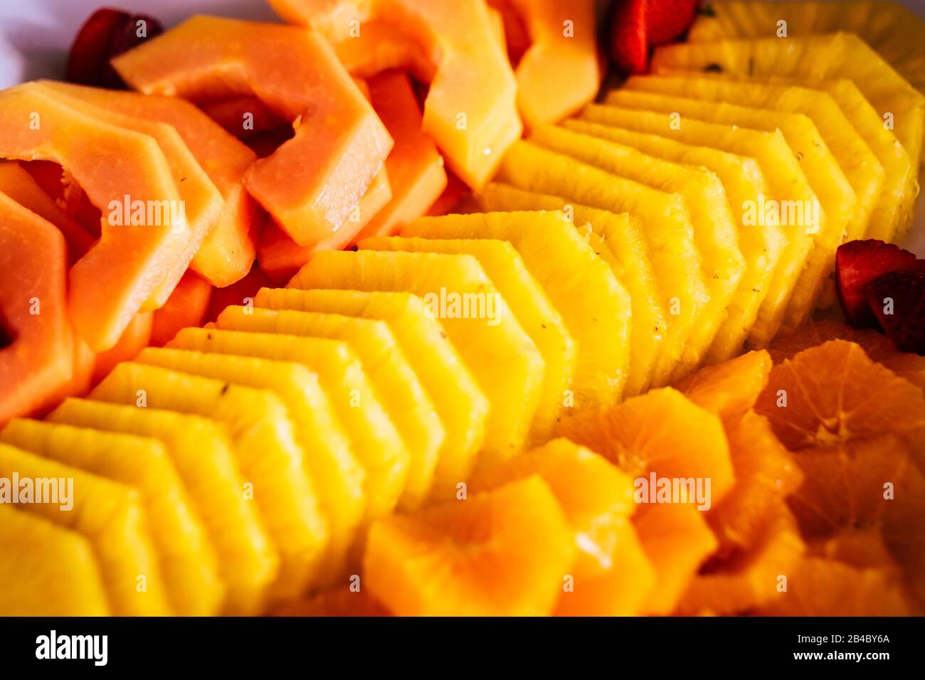 Close up di freschi colori tropiacl Esotici frutti come Pine e melone - stagionale alimenti naturali per uno stile di vita sano e persone vegetariane Foto Stock