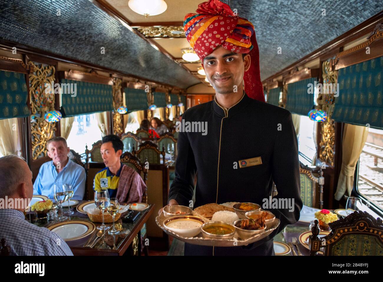 Cibo indiano servito all'interno di una delle auto da pranzo del treno di lusso Maharajas espresso treno. Jodhpur Rajasthan India. Foto Stock