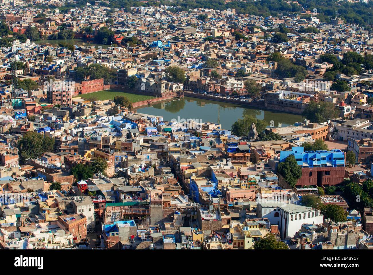 Veduta aerea del paesaggio blu di Jodhpur della città dalla cima del forte di Mehrangarh a Jodhpur, Rajasthan, India. Questa è una delle escursioni del treno di lusso Foto Stock