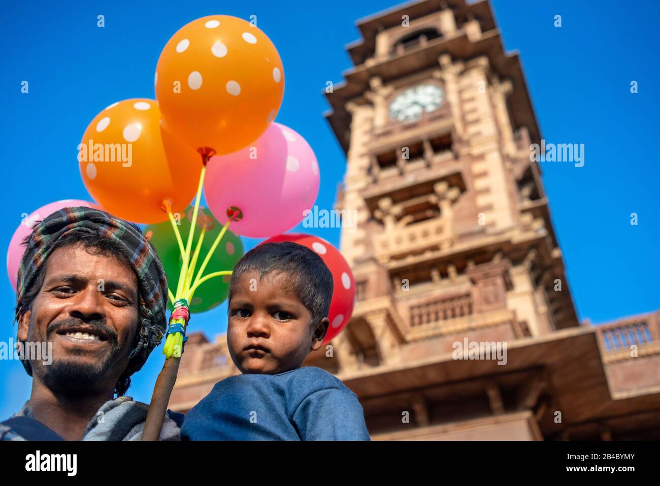 Venditore di baloon nella torre dell'orologio e piazza del mercato di Sardar in Jodhpur città Rajasthan India. Questa è una delle escursioni del treno di lusso Maharaja Foto Stock