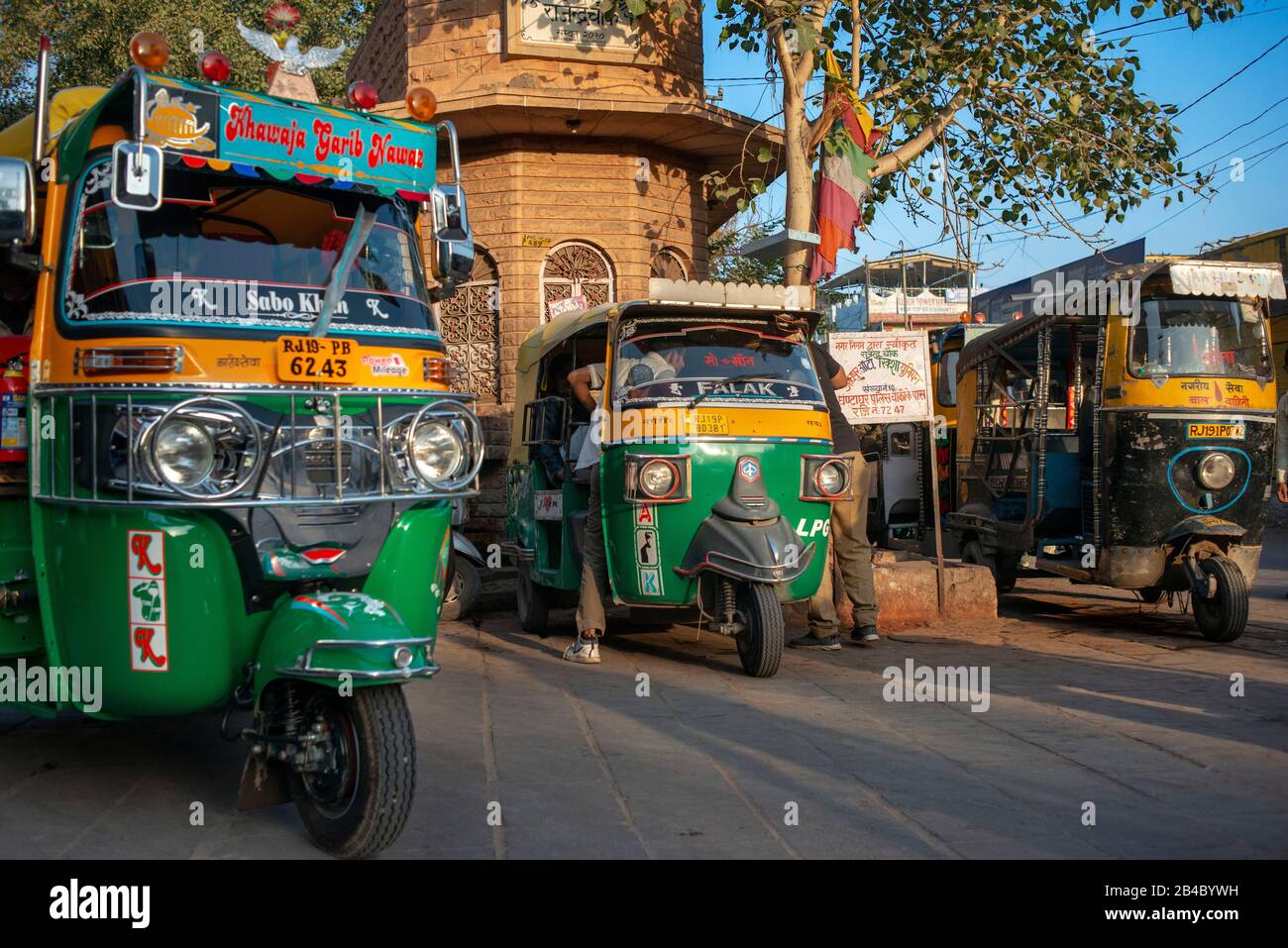 Tuk tuks o rickshaws in attesa fuori Sardar Bazaar, Jodhpur, Rajasthan, India. Questa è una delle escursioni del treno di lusso Maharaja express. Foto Stock