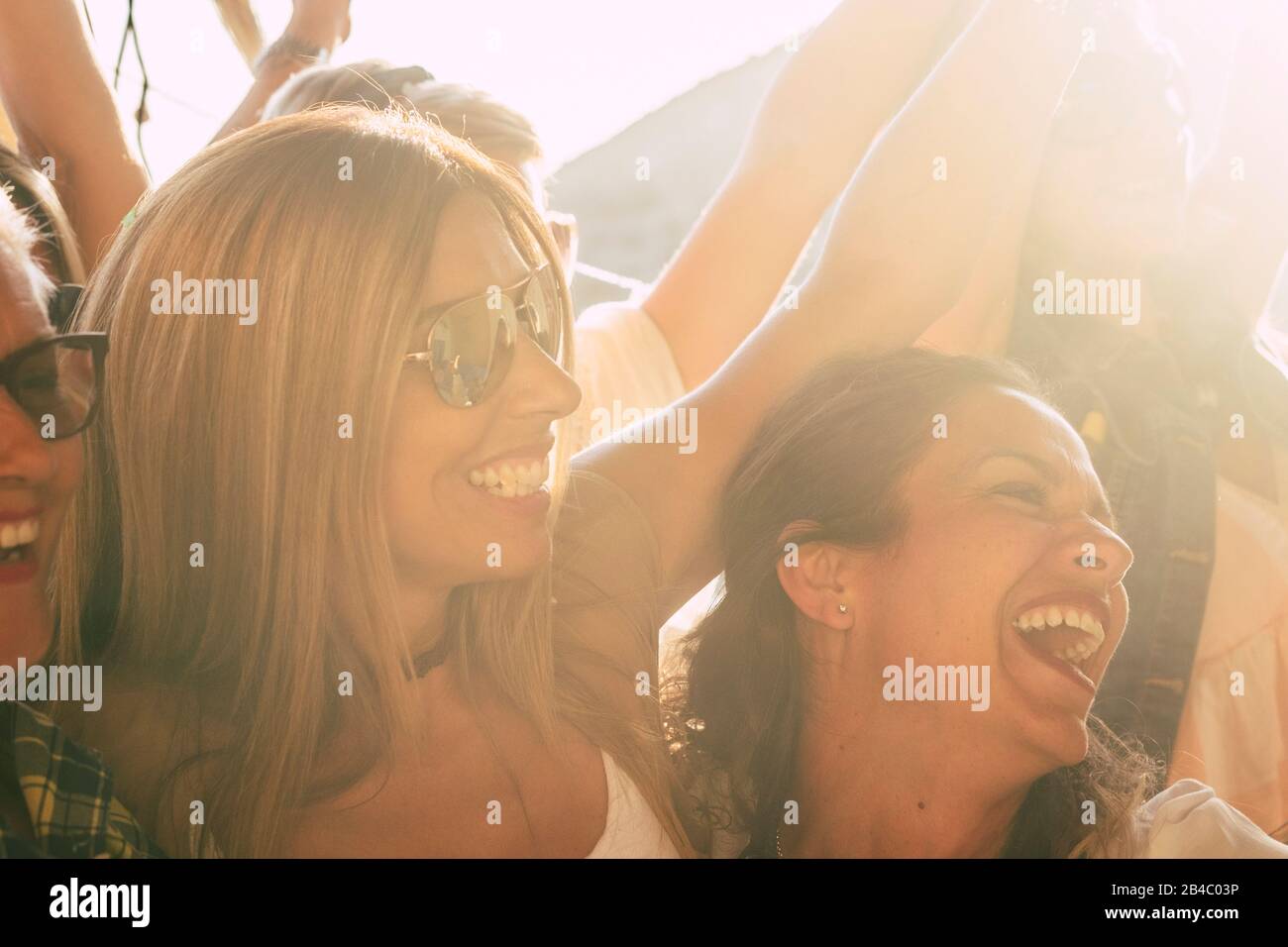Closeup di belle giovani donne divertirsi a festa - concetto di celebrazione nel pomeriggio tramonto tempo con luce del sole influenzare - allegro gente piacevole ridere e ballare insieme - felicità e concetto di amicizia Foto Stock