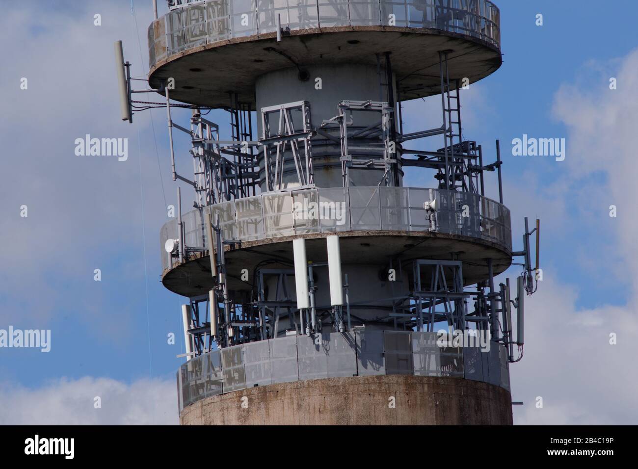 Heaton Park BT Tower: Inizialmente costruito per fornire parte della dorsale delle comunicazioni del Regno Unito per sopravvivere a un attacco nucleare. Vicino al lago artificiale Heaton Park di Manchester. Foto Stock