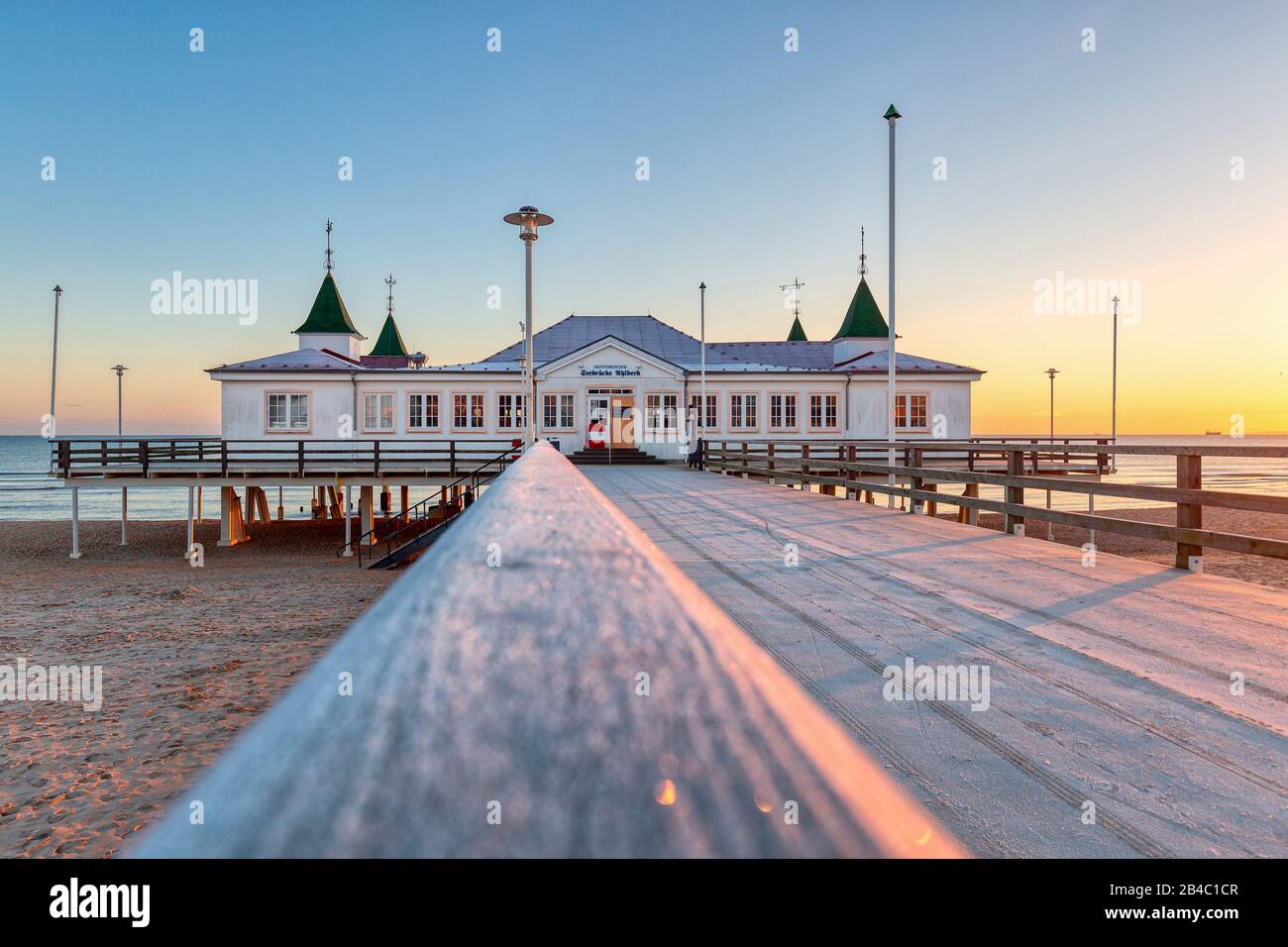 Il molo di Ahlbeck sull'Islanda Usedom in una fredda mattinata gelida. Foto Stock