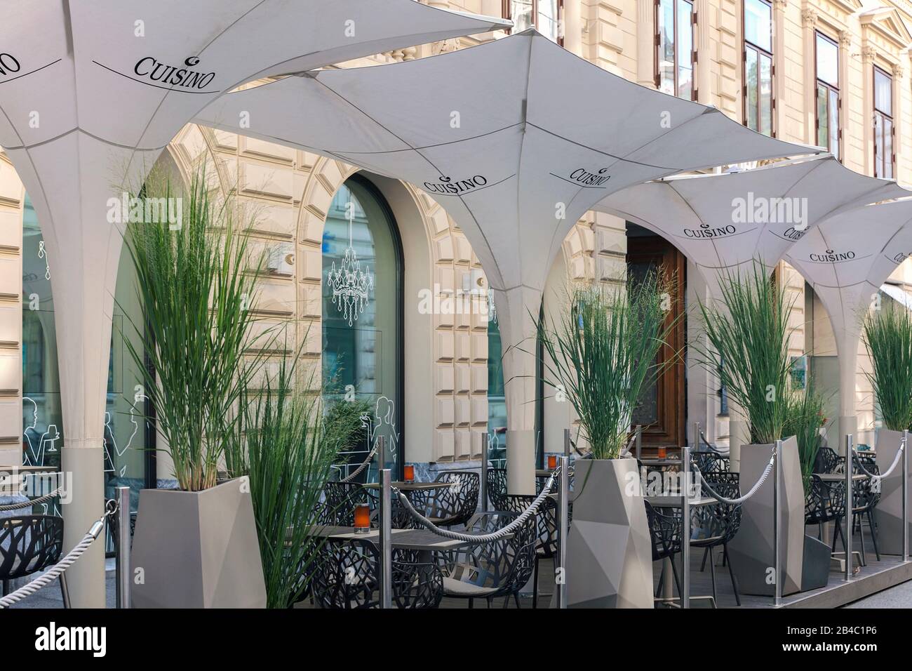 Graz/Austria - Agosto 2019: Ristorante sulla strada nel centro storico. Interni bellissimi con forme geometriche moderne inusuali. Tavoli e sedie sotto Foto Stock