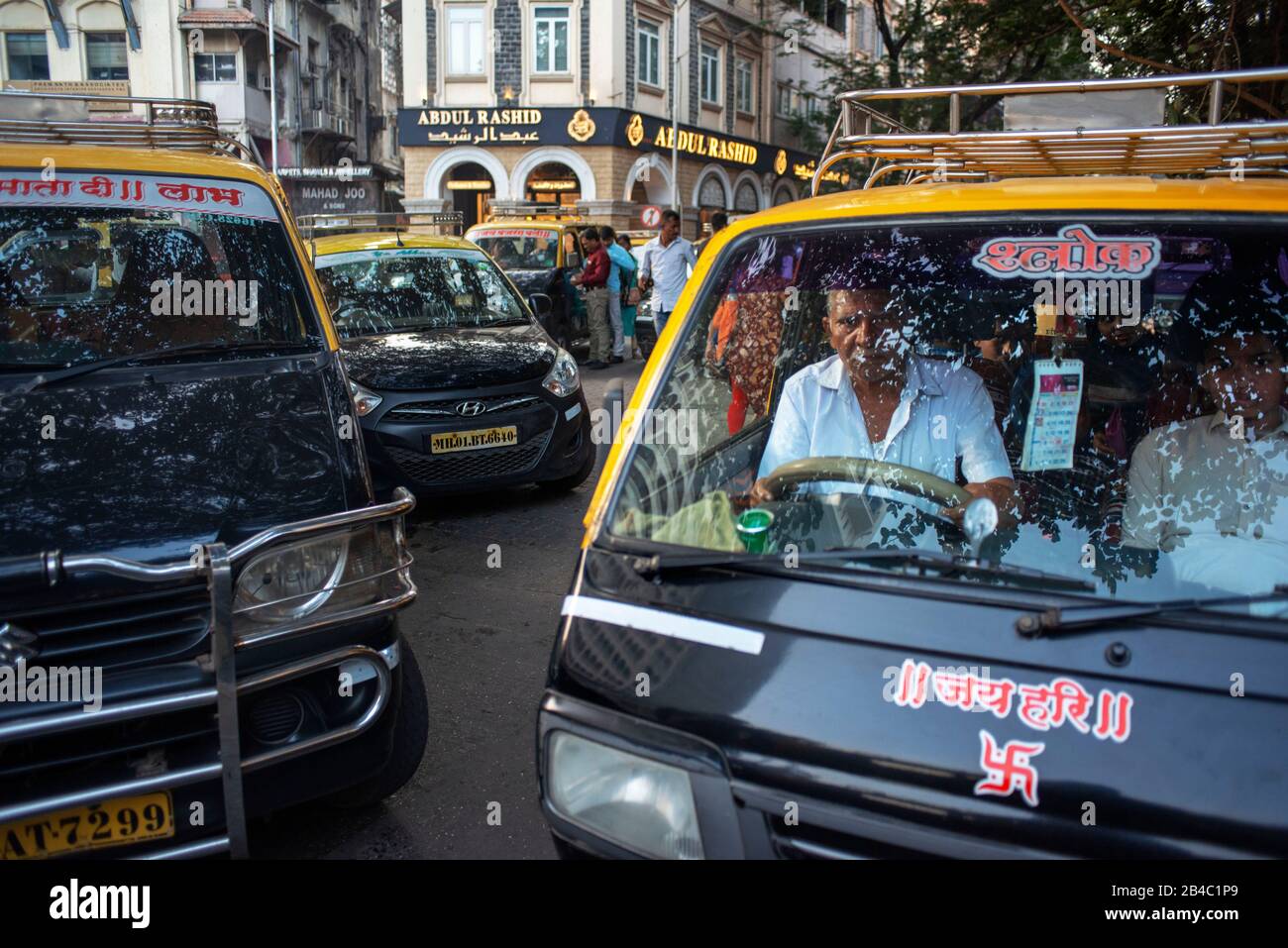 Diverse auto nere in taxi vicino al Taj Hotel sfondo a Colaba a Mumbai in India Foto Stock
