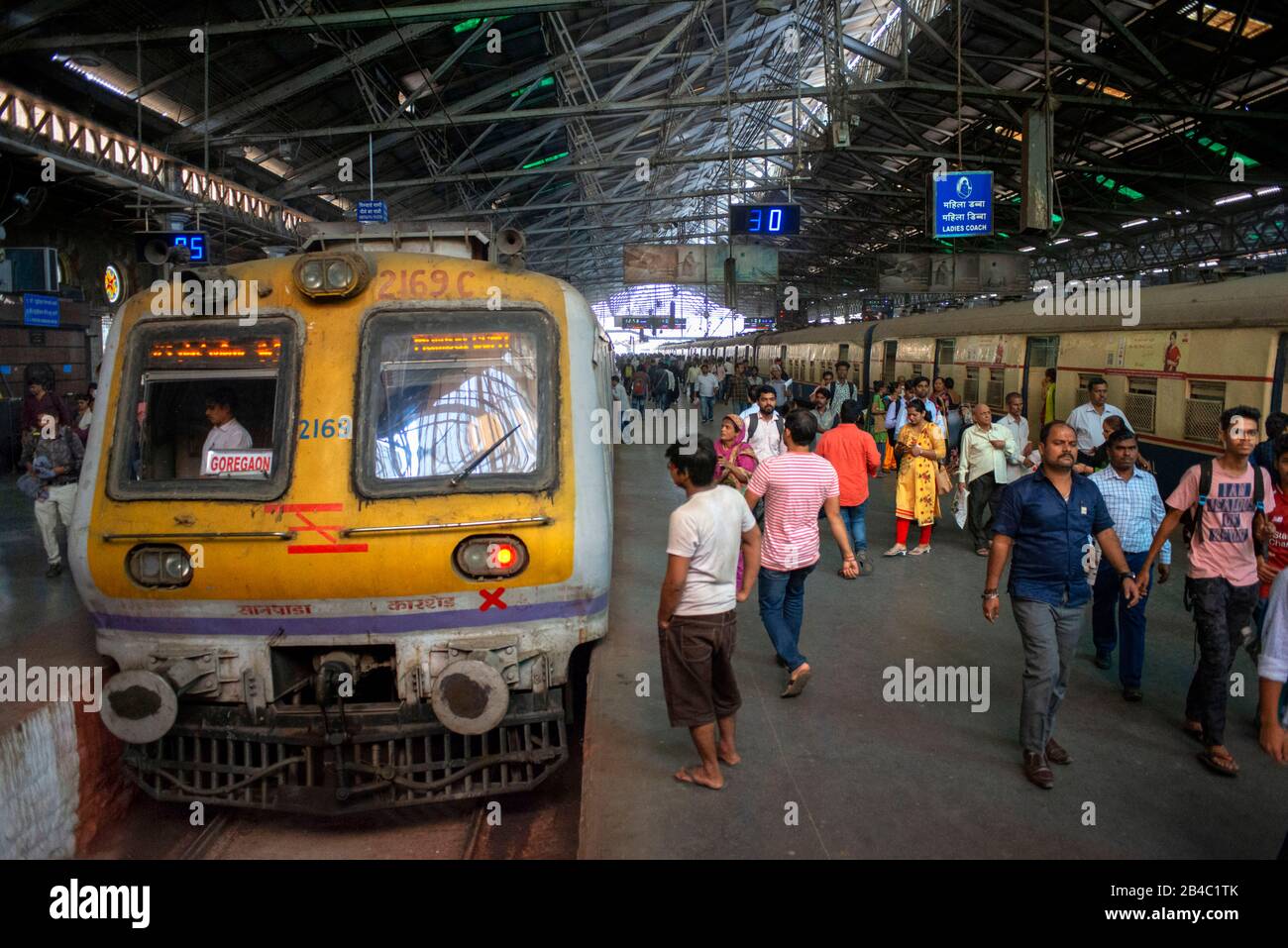 Chhatrapati Shivaji Maharaj Terminus, precedentemente conosciuta come Victoria Terminus Station, una stazione ferroviaria storica e un sito Patrimonio dell'Umanità dell'UNESCO di Mumbai Foto Stock