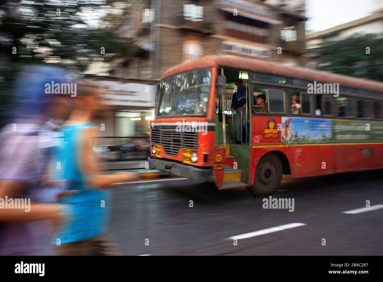 Autobus pubblico al crepuscolo a Shahid Bhagat Singh Road in Apollo Bandar a Mumbai Bombay India Foto Stock
