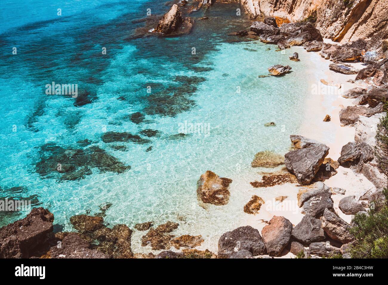 Spiaggia vuota nascosta con acqua di mare turchese e pura vicino a scogliere di roccia bianca situato nella famosa spiaggia di Platys e Makrys gialos, Argostoli, Cefalonia isola, Ionio, Grecia. Foto Stock